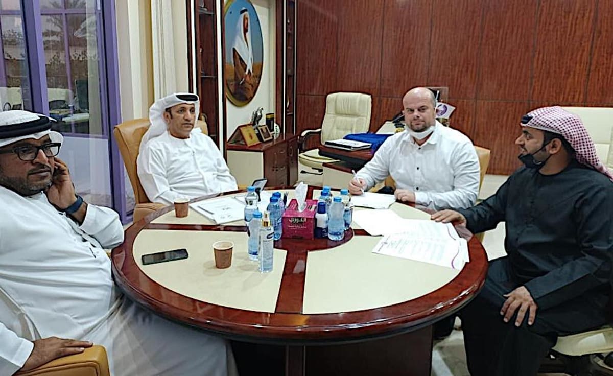 Český fotbalový trenér Roman Nádvorník (druhý zprava) podepisuje smlouvu se zástupci klubu Al Thaid Šarjah ve Spojených arabských emirátech.