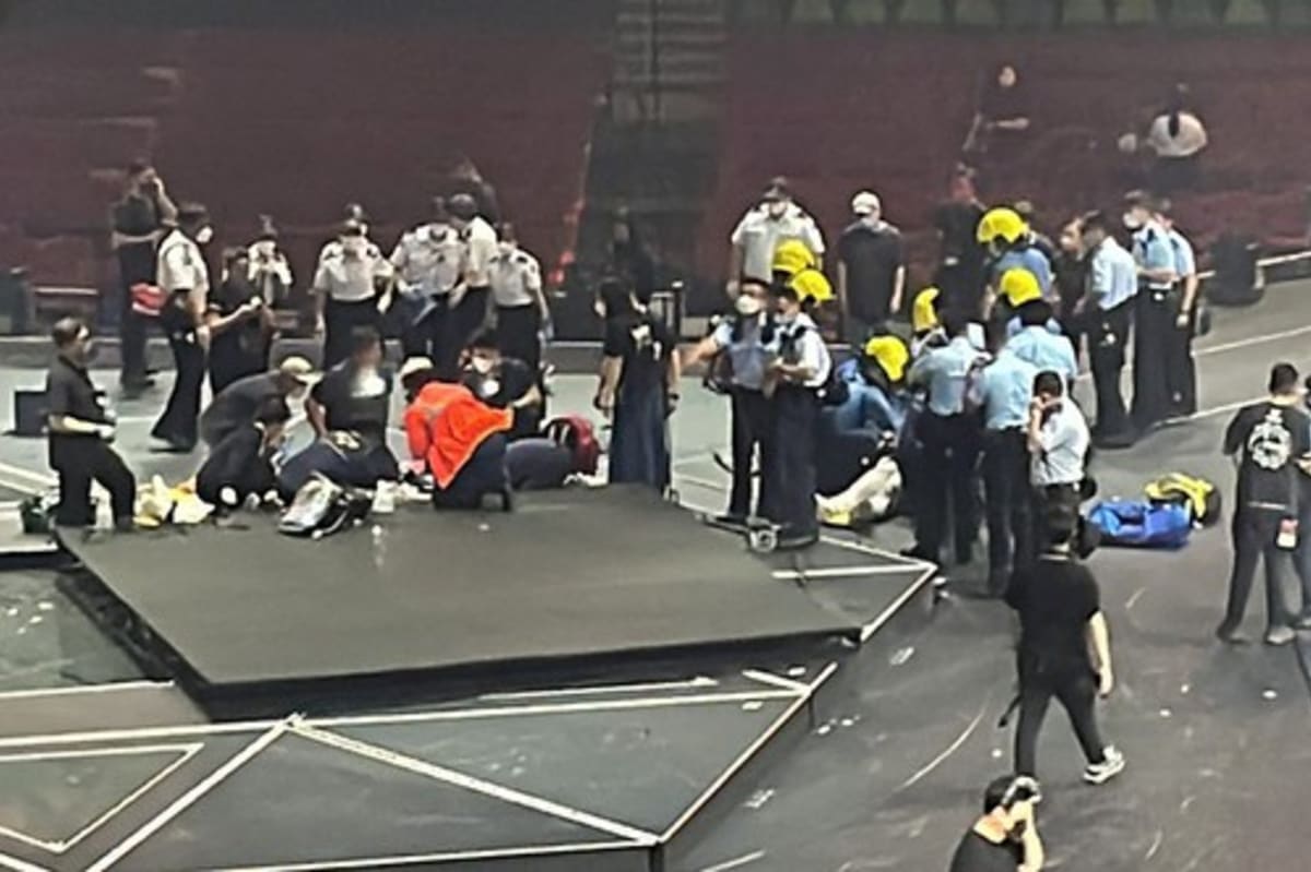 Pád obrazovky na pódium při koncertu v Hongkongu zranil dva účinkující.