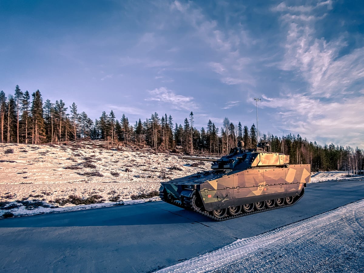 Česká vláda má zájem o švédské bojové vozidlo pěchoty CV90.