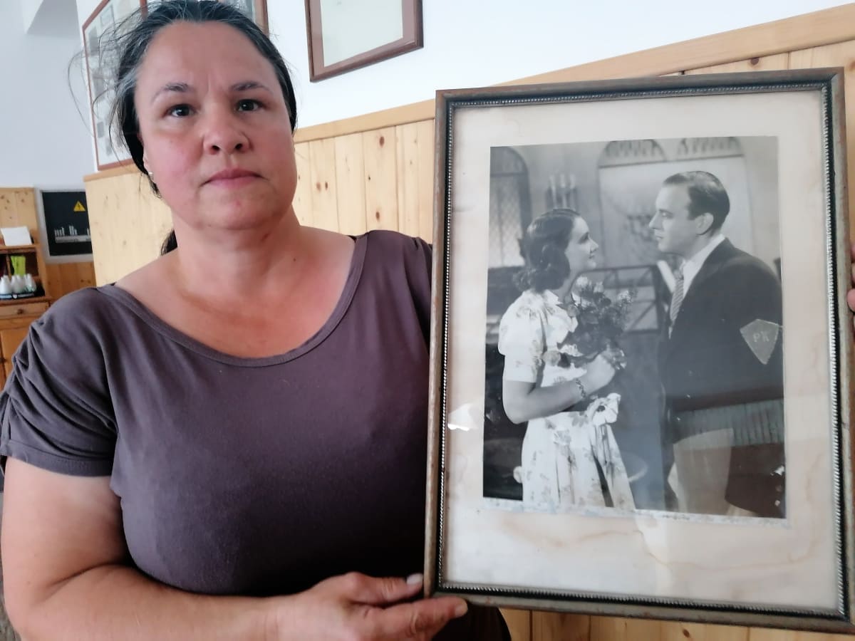 Věra Špinarová ukazuje památky na vzácné hosty penzionu v Bídě. Tohle je fotka podepsaná slavným hercem Janem Pivcem, snímek pochází z filmu Poznej svého muže z roku 1940.