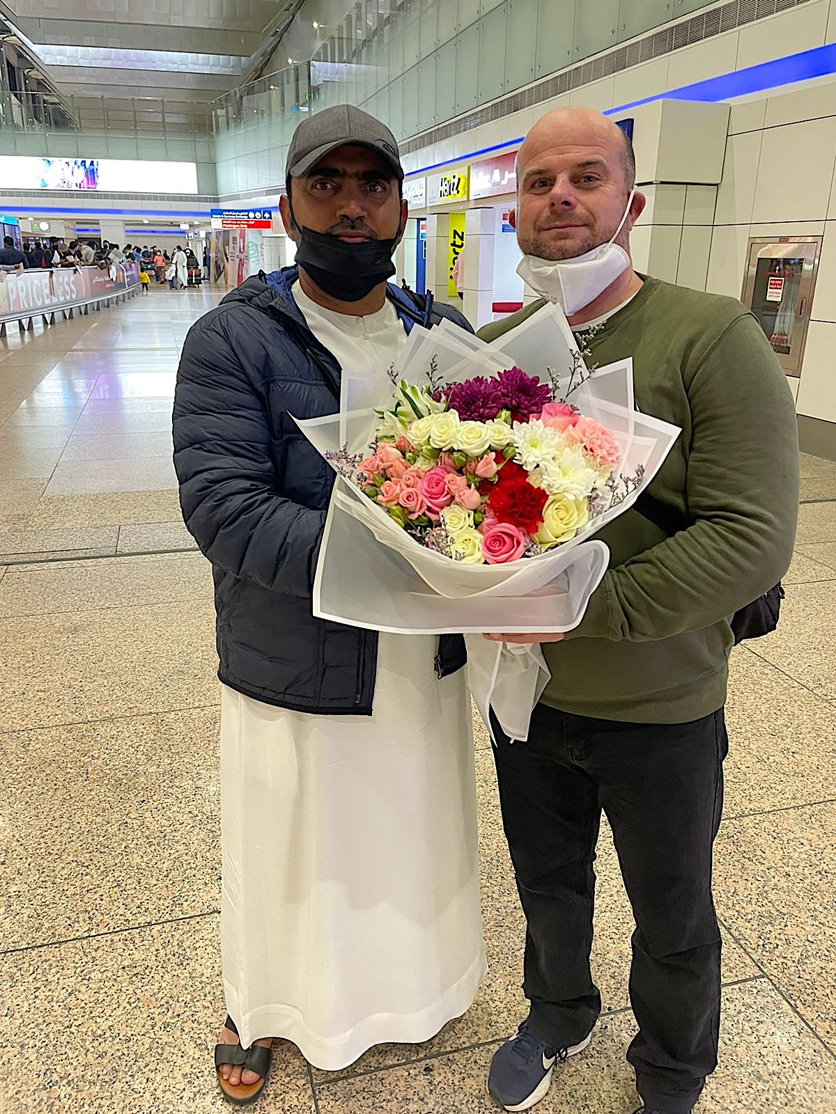 Českého fotbalového trenéra Romana Nádvorníka (vpravo) přivítal po příletu do Dubaje sportovní ředitel klubu Al Thaid Šarjah Said Matar.