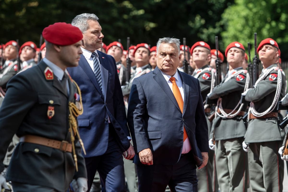 Maďarský premiér Viktor Orbán (vpravo) a rakouský kancléř Karl Nehammer 