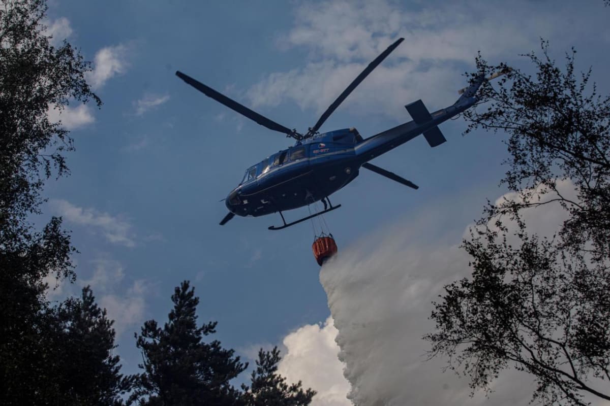 Hasiči zasahují u požáru v Hřensku.
