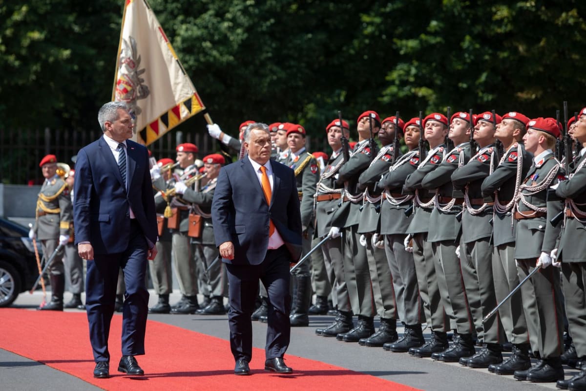 Maďarský premiér Viktor Orbán (vpravo) při návštěvě Rakouska