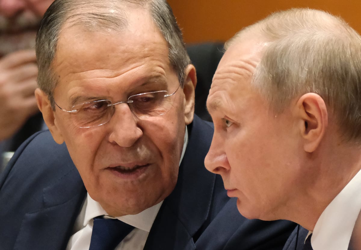 Ruský prezident Vladimir Putin (vpravo) a jeho ministr zahraničí Sergej Lavrov