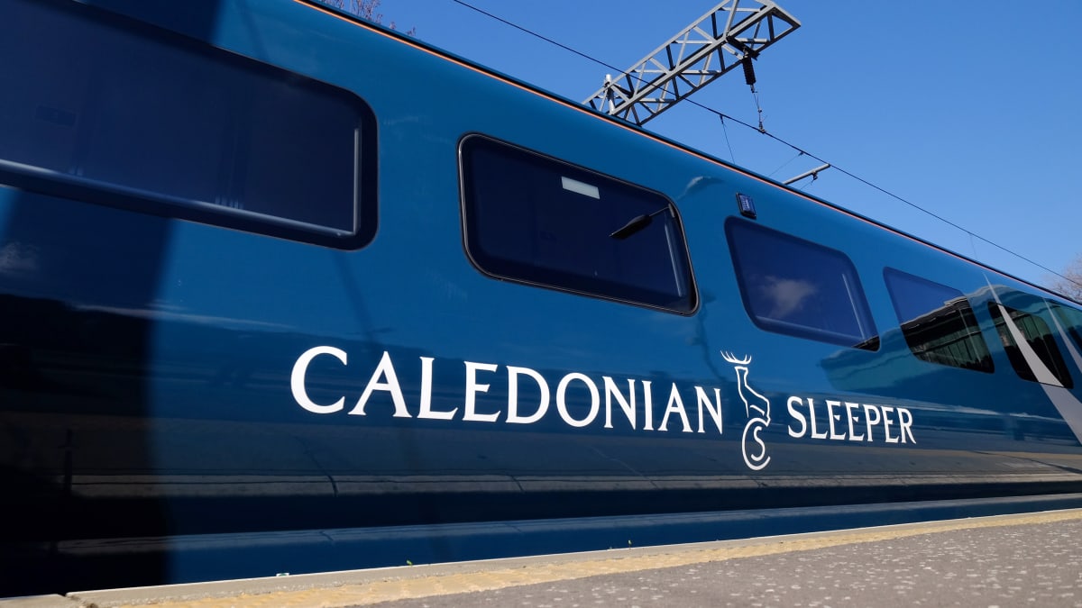 „Provozovatel vlaku Caledonian Sleeper na Twitteru napsal, že vlak je v provozu, nechal pasažéry nastoupit a pak nás tu prostě nechal celou noc stát,“ popsal muž.