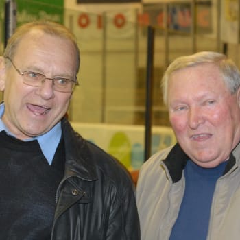 Zdeněk Kepák (vpravo) s Oldřiche Machačem na oslavách pětapadesáti let od založení klubu Kometa Brno.