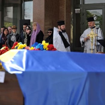 Pohřeb ukrajinského vojáka ve městě Vinnycja