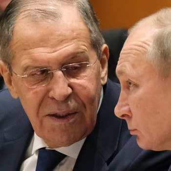 Ruský prezident Vladimir Putin (vpravo) a jeho ministr zahraničí Sergej Lavrov
