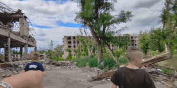 Rozbombardovaný byt i park plný smějících se lidí. Bloggeři ukazují kontrasty Mariupolu