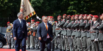Orbán si na červeném koberci ve Vídni vyslechl pískot. Výroky o míšení ras relativizoval