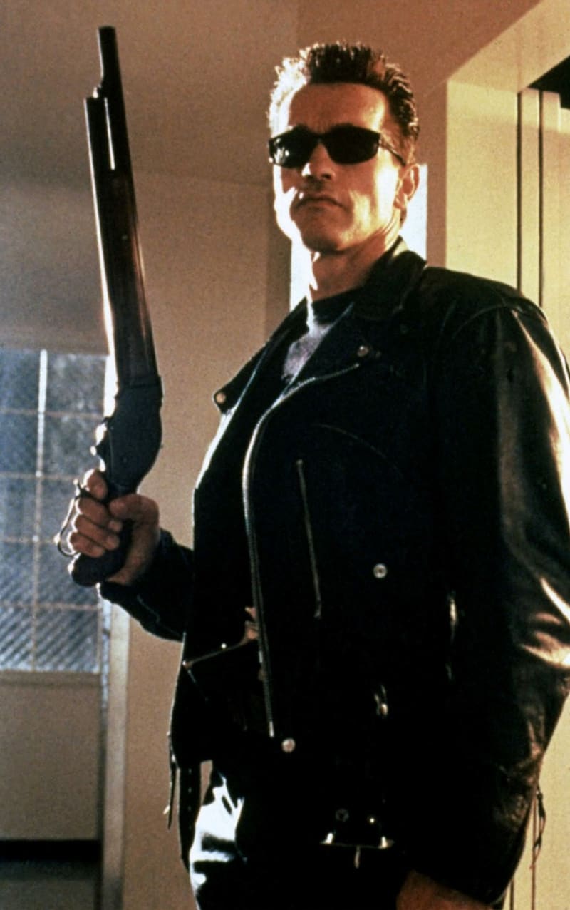 Arnold Schwarzenegger ve své legendární roli Terminátora (1984). 