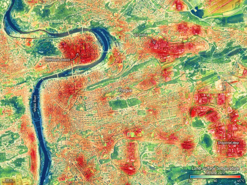 Satelitní snímek Evropské kosmické agentury ukazuje, kde v Praze panují největší vedra.