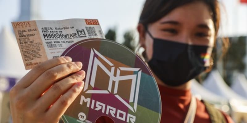 Členové skupiny Mirror, která provozuje hongkongský druh hudby zvaný cantopop, patří podle BBC k největším hongkongským celebritám.