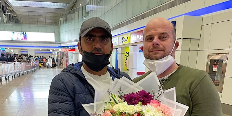 Českého fotbalového trenéra Romana Nádvorníka (vpravo) přivítal po příletu do Dubaje sportovní ředitel klubu Al Thaid Šarjah Said Matar.