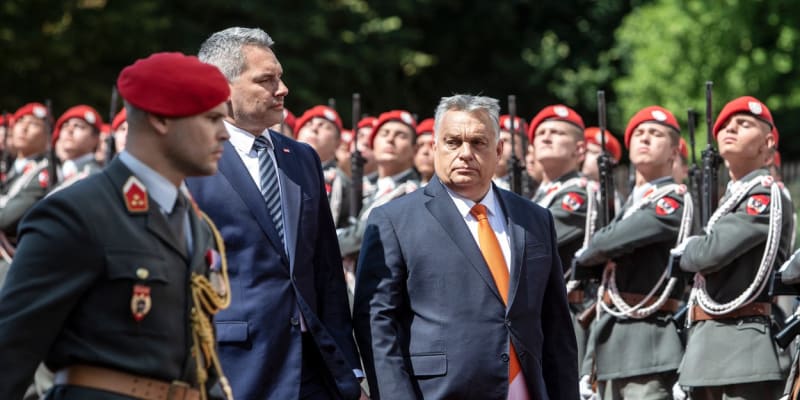 Maďarský premiér Viktor Orbán (vpravo) a rakouský kancléř Karl Nehammer 