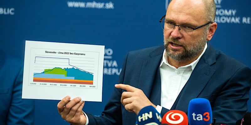 Slovenský ministr hospodářství Richard Sulík ukazuje na grafu na tiskové konferenci v Bratislavě očekávaný vývoj pro zimu 2022 bez dodávek od ruského Gazpromu.