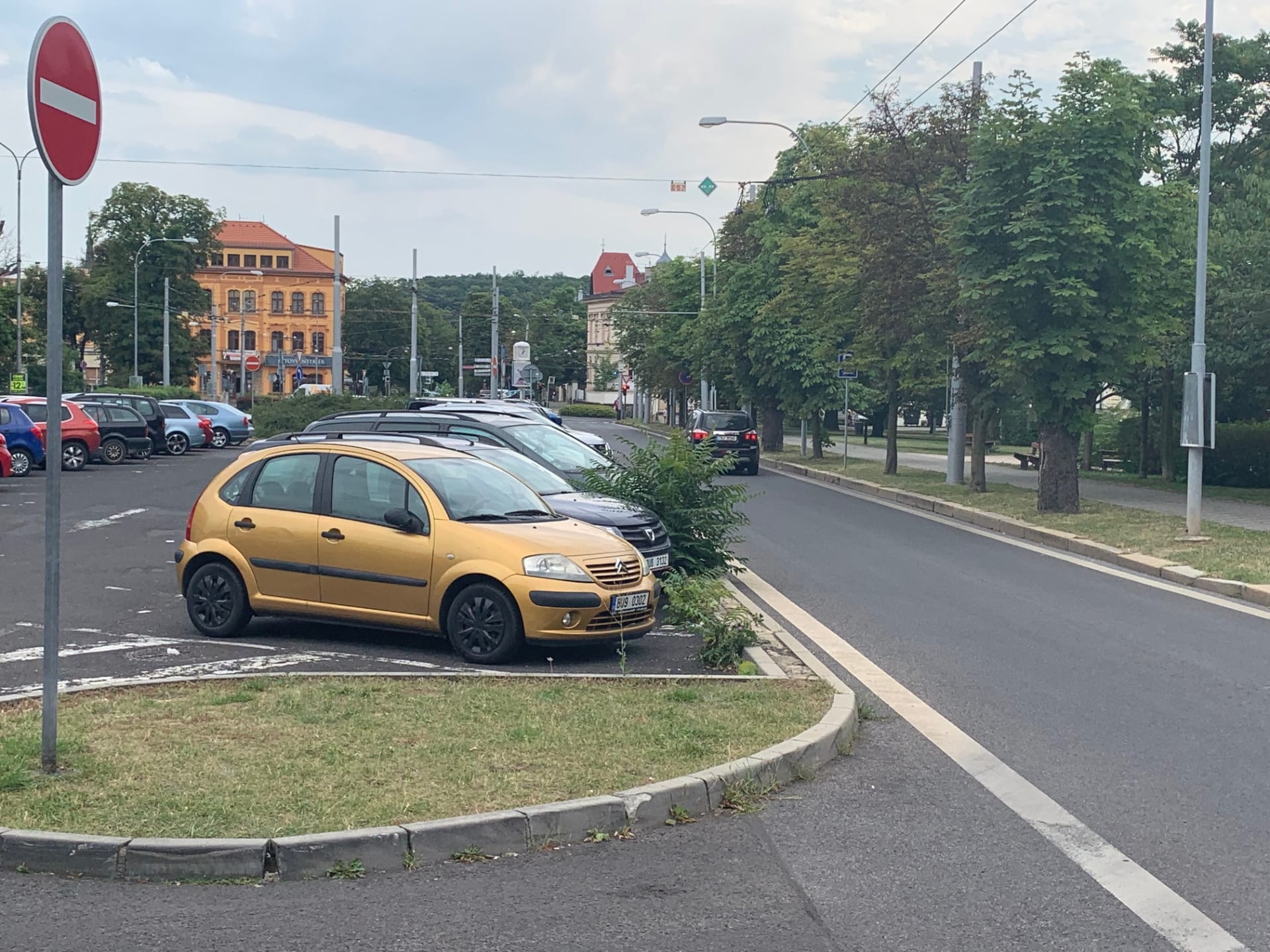 Parkoviště před nádražím v Teplicích by měly vystřídat aleje stromů.