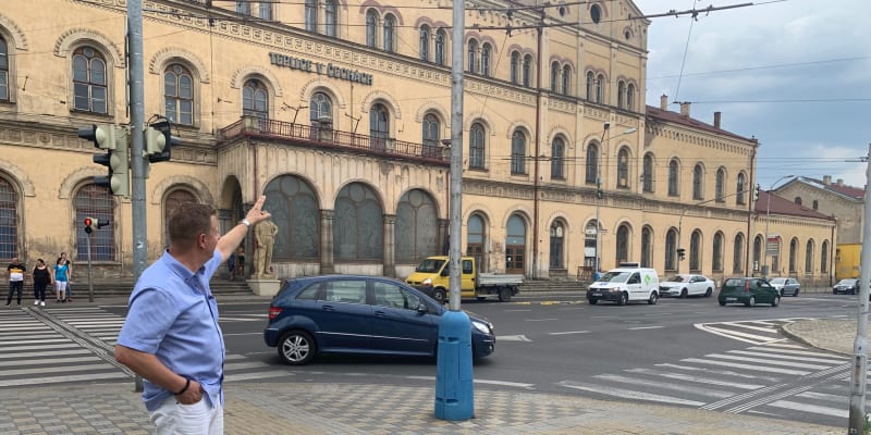 Hynek Hanza, primátor Teplic, před budovou vlakového nádraží