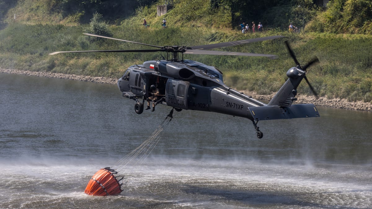 K leteckému hašení v Hřensku se připojil vrtulník z Polska