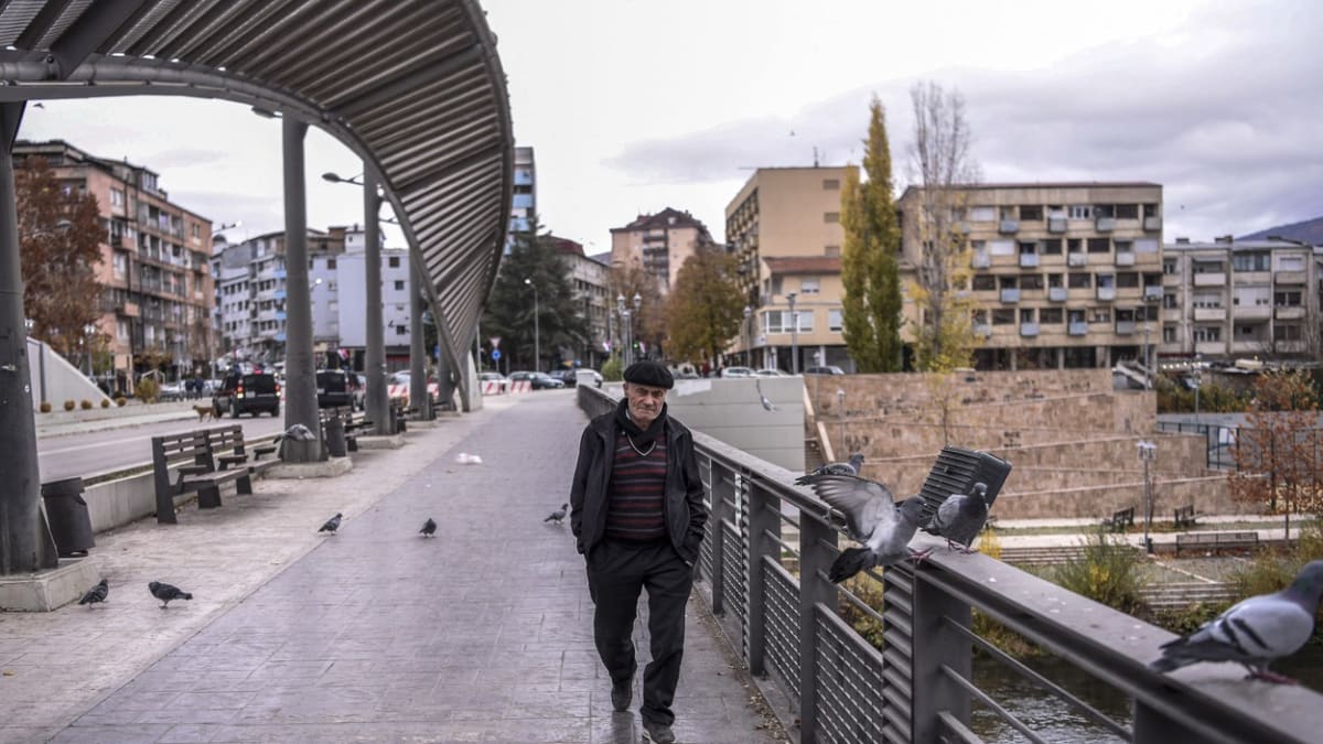 V Mitrovici na severu Kosova se v neděli odpoledne rozezněly sirény. 