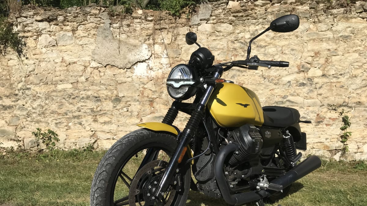 Moto Guzzi V7 Stone: Obhroublá italská kráska, která vyžaduje několik kompromisů