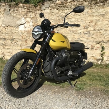 Žlutý odstín není u Moto Guzzi příliš častý, to ale neznamená, že by naháčovi z Mandella del Lario neslušel. Naopak!