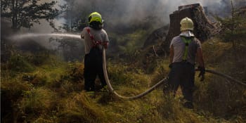 Konec požáru v Českém Švýcarsku se blíží. Hasiči ho chtějí zkrotit během několika dnů