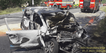 Hromadná nehoda za Plzní: Havarovaly čtyři vozy, jeden hořel. Několik lidí se zranilo
