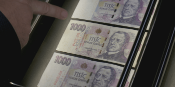 Falešné peníze tisknou i kreslí pastelkami. Která česká bankovka se padělá nejčastěji?