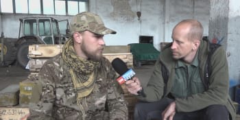 Ukrajinský velitel: Ruští vojáci jsou zadlužení lidé. Kradou a jezdí sem jak na safari