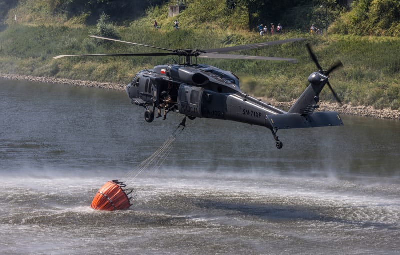 K leteckému hašení v Hřensku se připojil vrtulník z Polska