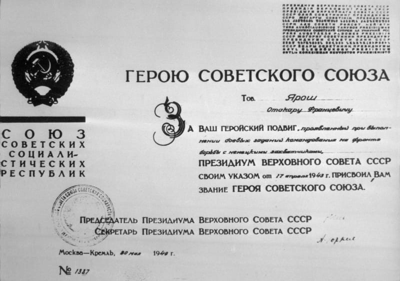 Faksimile diplomu o udělení titulu Hrdina SSSR kapitánu Otakaru Jarošovi.
