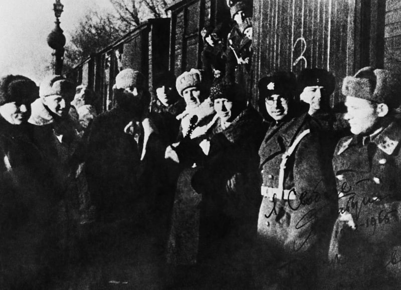 Plukovník Ludvík Svoboda (pátý zleva) s 974 příslušníky čs. polního praporu 30. ledna 1943 před odjezdem z Buzuluku na Ukrajinu.