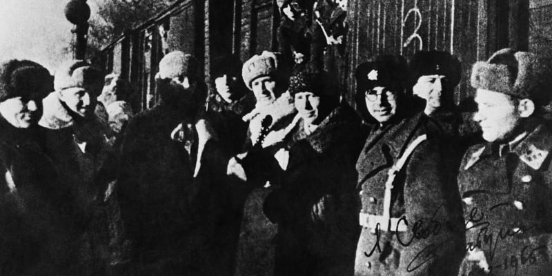Plukovník Ludvík Svoboda (pátý zleva) s 974 příslušníky čs. polního praporu 30. ledna 1943 před odjezdem z Buzuluku na Ukrajinu