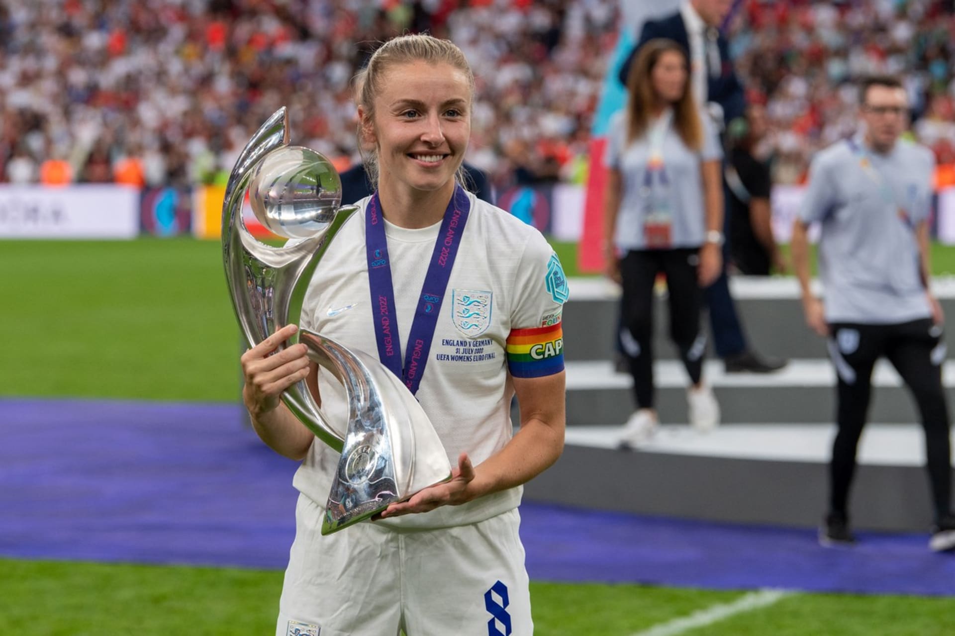Kapitánka anglické fotbalové reprezentace Leah Williamsonová se chystá zvednout trofej pro fotbalové mistryně Evropy. Angličanky porazily na stadionu Wembley v Londýně Německo 2:1 po prodloužení. 