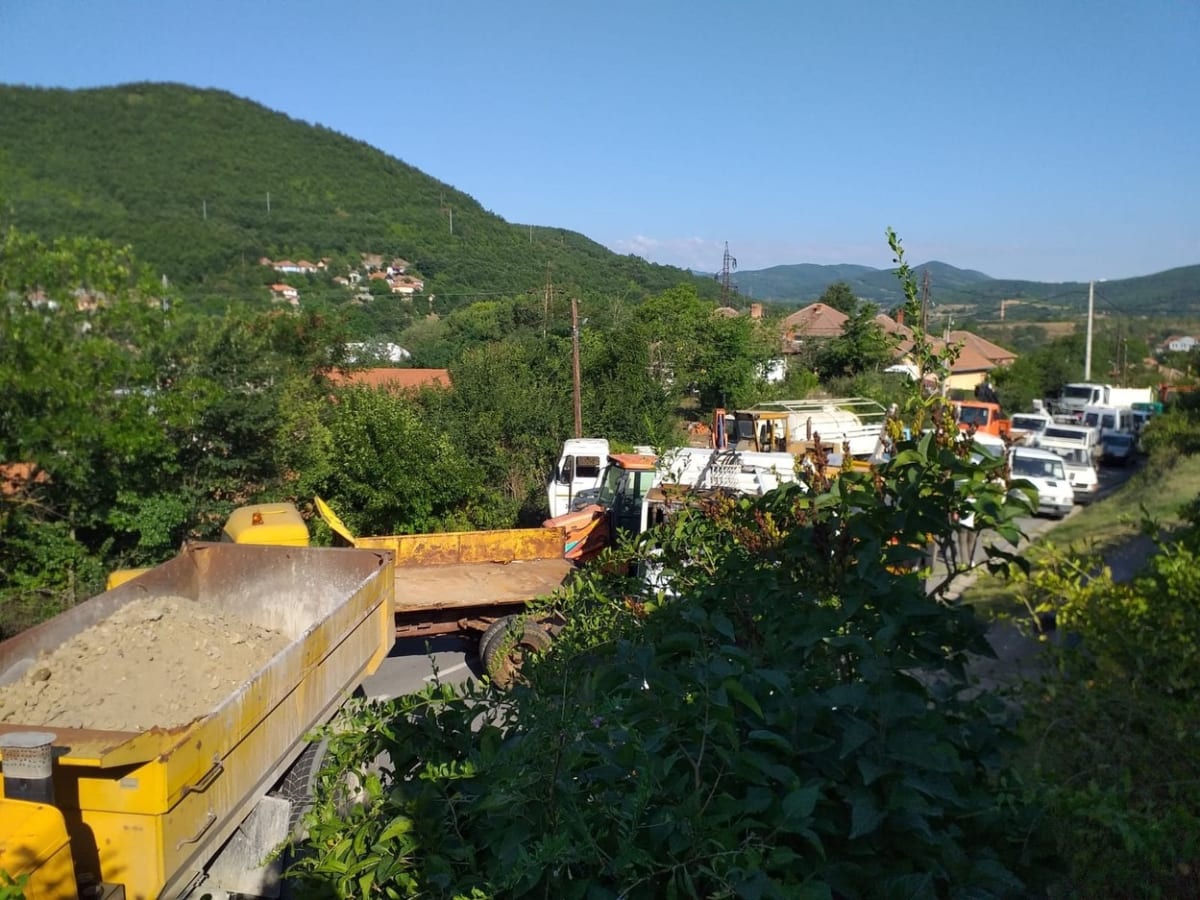 Etničtí Srbové zablokovali některé silnice na severu Kosova.