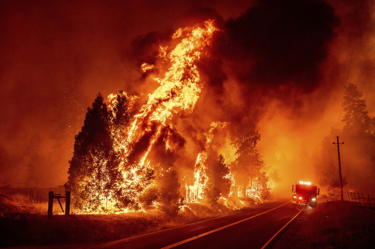 V Kalifornii zuří další obří požár, zachvátil přes 200 čtverečních kilometrů