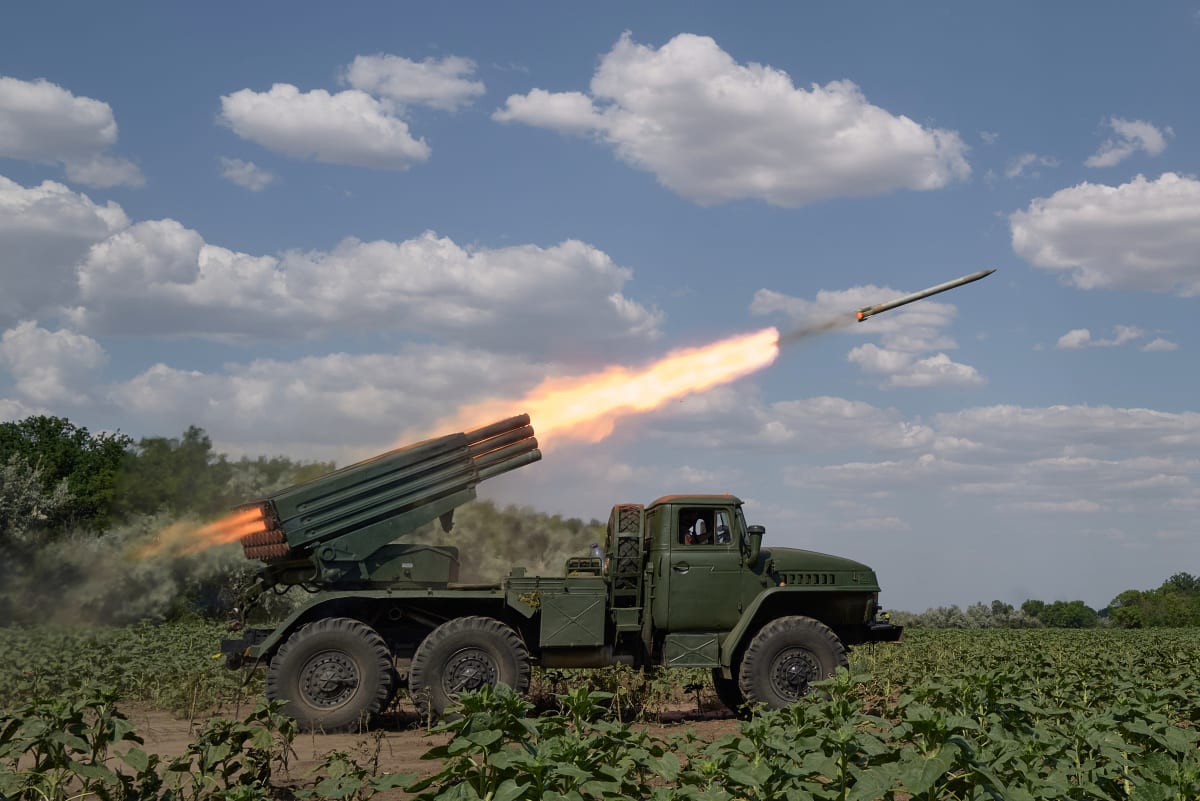 Ukrajinský raketomet 59. brigády odpaluje rakety na ruské cíle na frontové linii 7. července 2022 v ukrajinském Mykolajivu. 