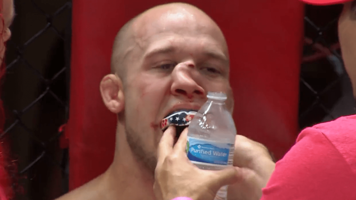 Blake Perry utrpěl při svém druhém profesionálním zápase v MMA ošklivé zranění.