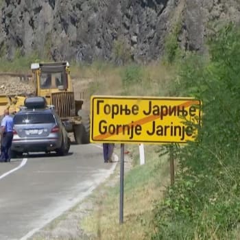 Etničtí Srbové v neděli večer na severu Kosova zablokovali silnice poblíž dvou klíčových hraničních přechodů Jarinje a Brnjak se Srbskem. 