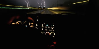 Co se stane, když do auta při bouřce udeří blesk? Teorie o Faradayově kleci neplatí