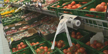 Supermarkety odmítají českou zeleninu. Kromě ceny řeší i zahnutí okurek, stěžují si farmáři