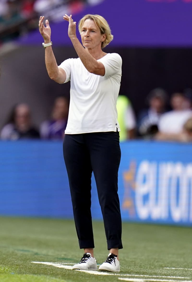 Trenérka německé fotbalové reprezentace Martina Vossová-Tecklenburgová ukazuje rozhodčí, že anglická kapitánka zahrála rukou v pokutovém území během finále mistrovství Evropy na stadionu Wembley v Londýně. Její tým prohrál 1:2 po prodloužení. 