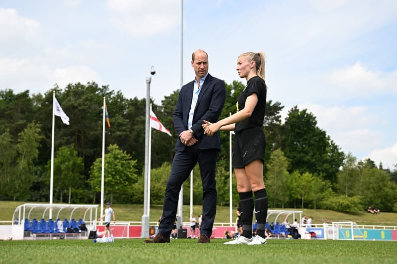 Princ William a kapitánka anglické fotbalové reprezentace Leah Williamsonová debatují před finále mistrovství Evropy na hřišti při návštěvě tréninkového centra St. George’s Park v Burton-on-Trent před finále mistrovství Evropy. 