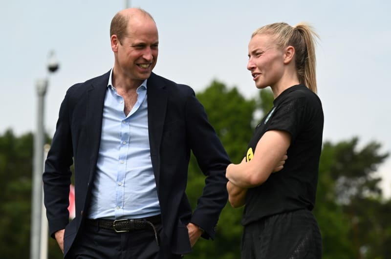 Princ William si povídá s kapitánkou anglické fotbalové reprezentace Leah Williamsonovou před finále mistrovství Evropy při návštěvě tréninkového centra St. George’s Park v Burton-on-Trent. 