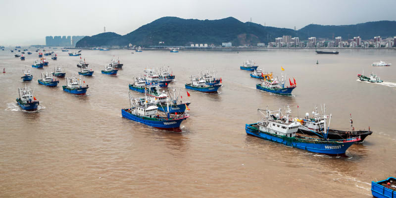 Čínská rybářská flotila čítá kolem 17 000 plavidel a je vůbec největší na světě