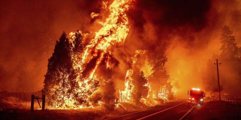 V Kalifornii zuří další obří požár, zachvátil přes 200 čtverečních kilometrů