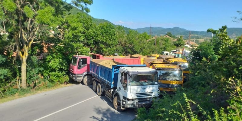 Etničtí Srbové zablokovali některé silnice na severu Kosova.