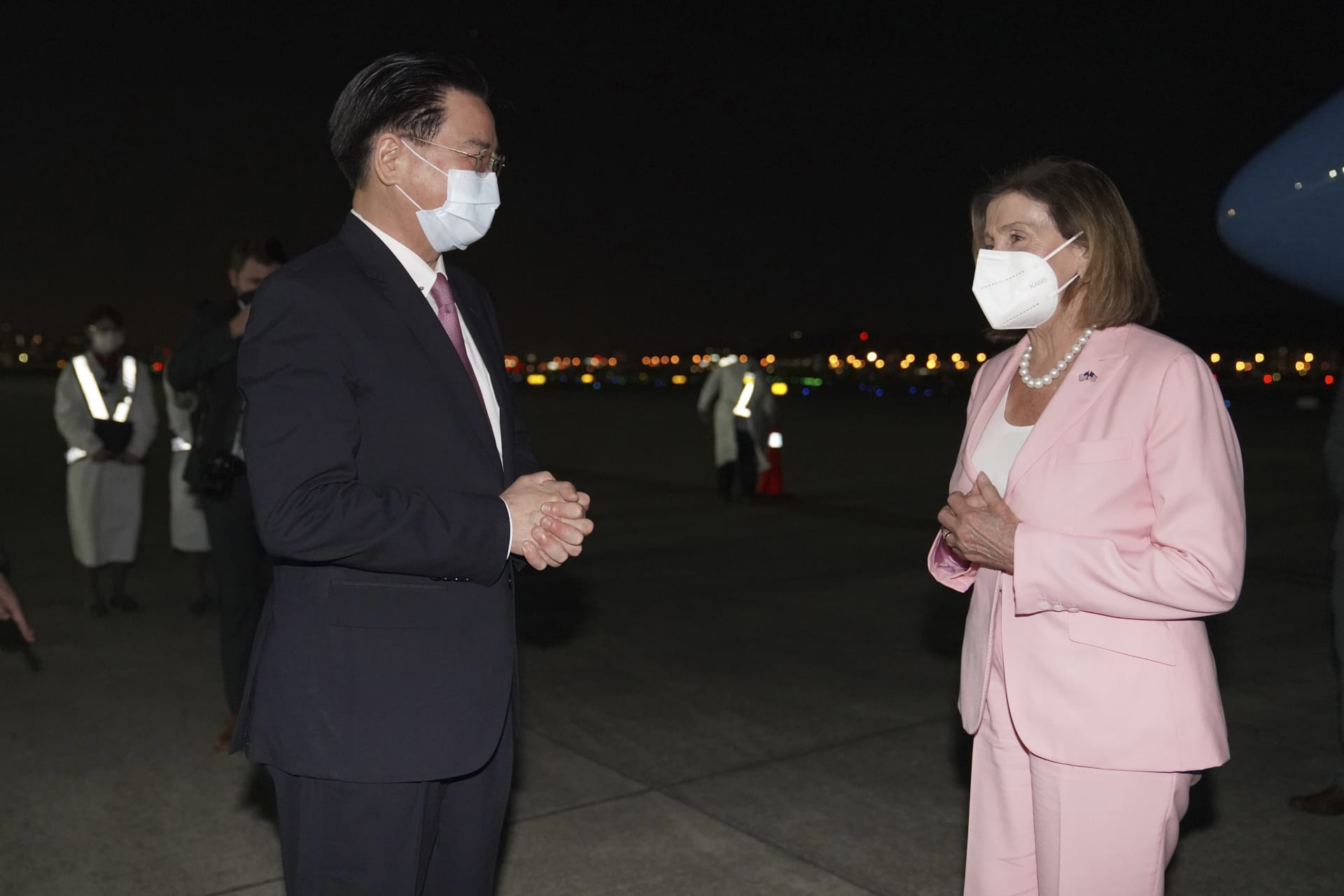 Předsedkyně Sněmovny reprezentantů USA Nancy Pelosiová a tchajwanský ministr zahraničí Joseph Wu na letišti v Tchaj-peji.